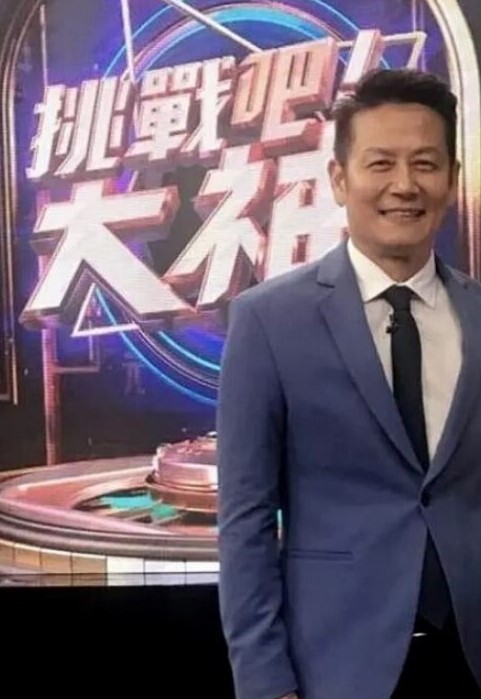 沐足养生馆小哥大胆闯入沐足养生馆一排美女技师可选幸运的挑中了大长腿黑丝美腿妖艳红牌技师 - 午夜影视